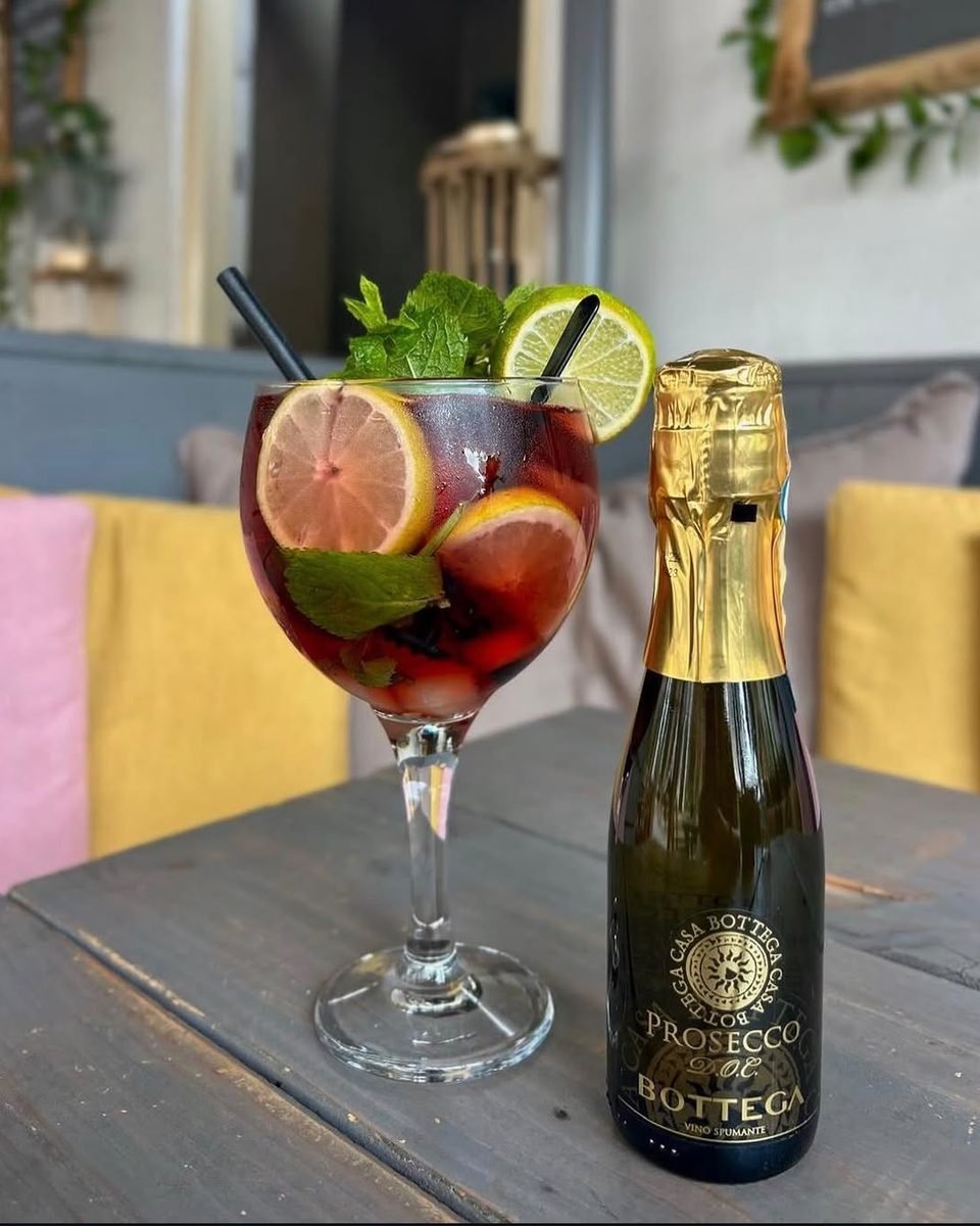 Sangria met fruit en een flesje prosecco