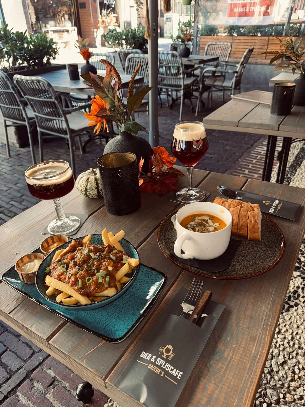 Bier, soep en friet op het terras in de binnenstad